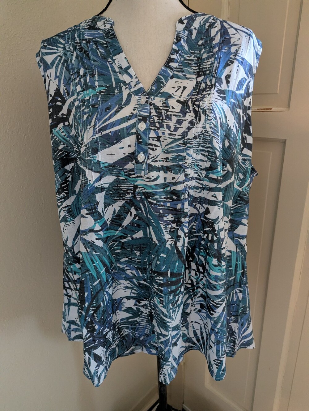 Notations Woman brand BNWT ladies plus size sleeveless blouse.